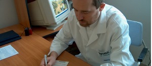 dr Horyski przy biurku